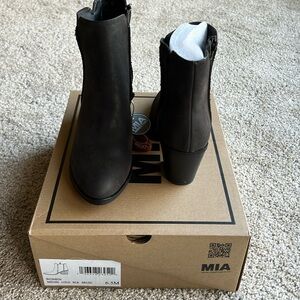 Mia Lolo Black Boots NIB Size 6.5